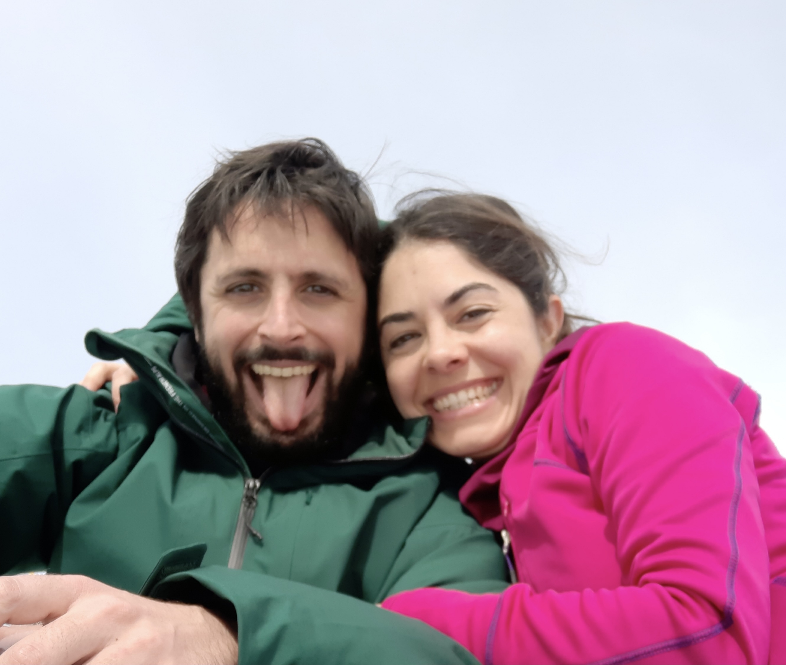 Mari y Benja con abrigos